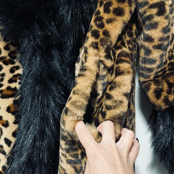 SOLD Leopard faux fur coat - Picture 3 of 3
